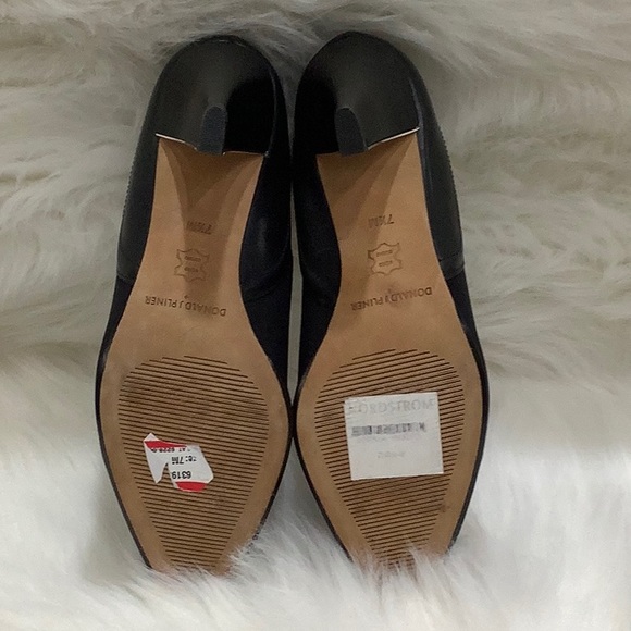 NWOB Donald J Pliner
Tyra Pointed-Toe Ankle Boot - Picture 10 of 16